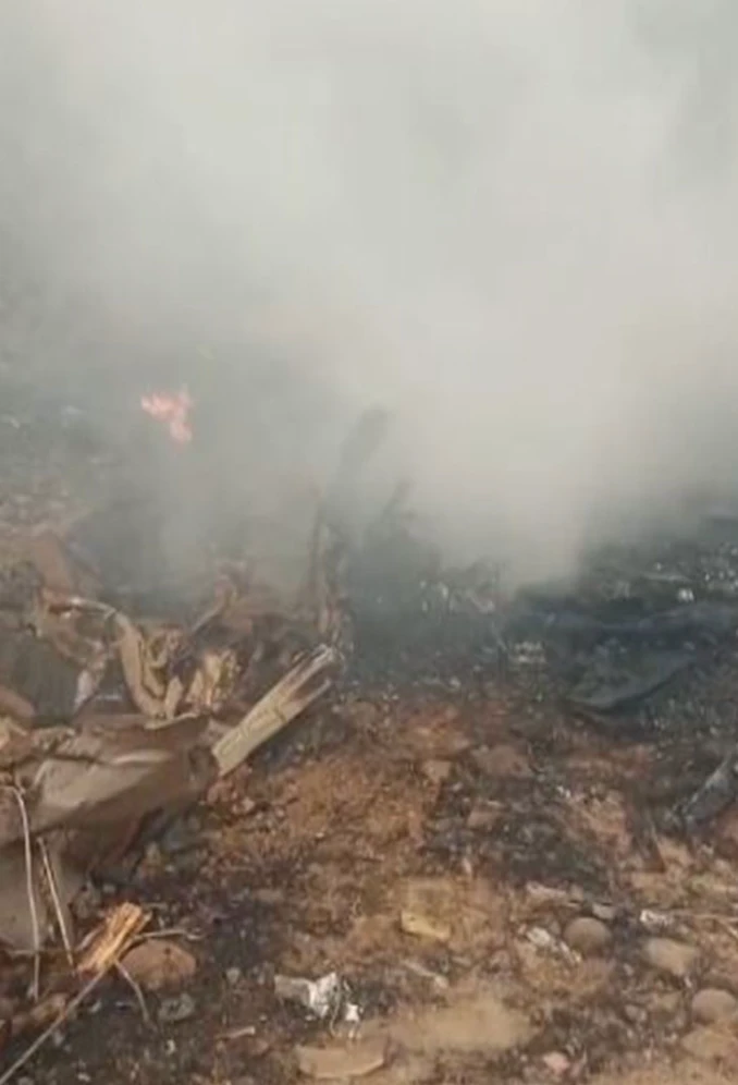 インドに着陸中に飛行機が墜落し、搭乗者全員が死亡した。