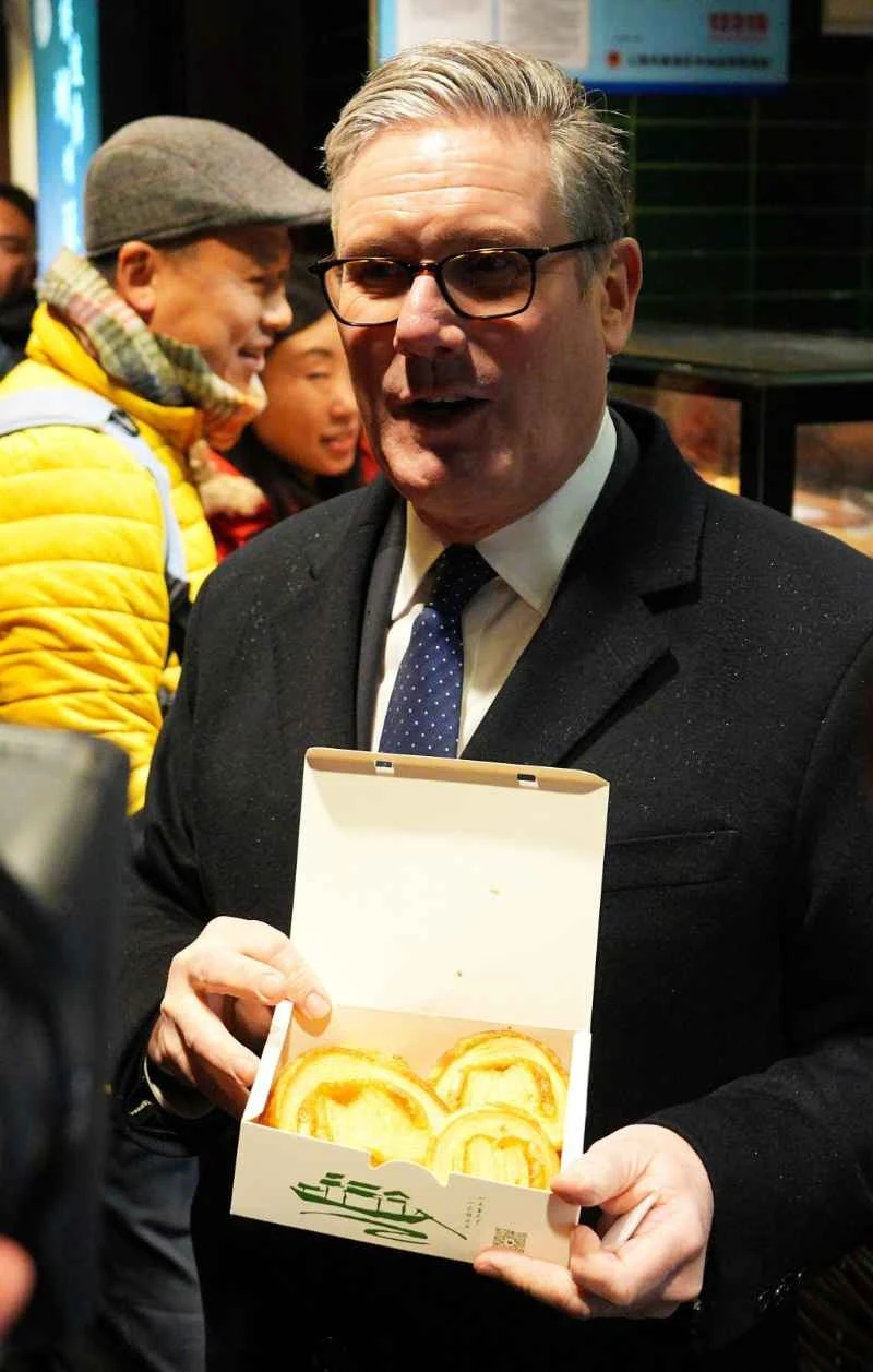 斯塔默在上海豫园买了一盒蝴蝶酥。