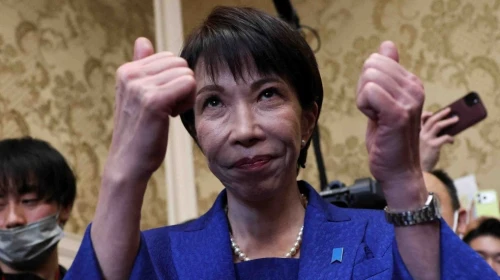 共同通信の世論調査によると、鹿島早苗内閣の支持率は低下し、国民のほぼ半数が衆議院解散に反対している。