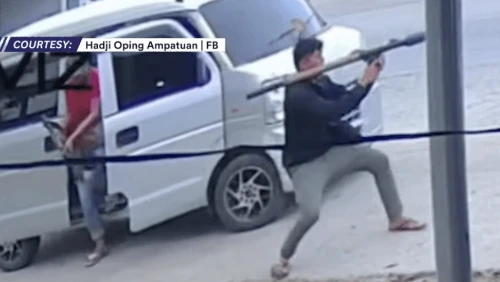 フィリピン人の狂人が路上でロケットランチャーで車を爆破したが、市長は奇跡的に生き残った。