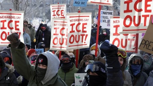 ミネソタ州民2人が射殺された事件は国民の怒りを買っており、一部の連邦法執行官は火曜日から撤退した。