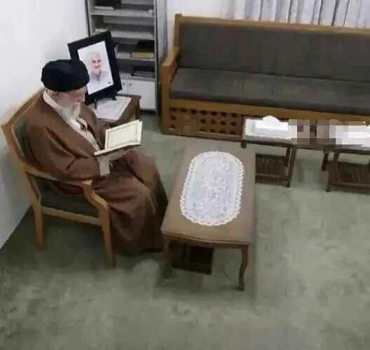 ハメネイ師の死去直前の写真が公開された。