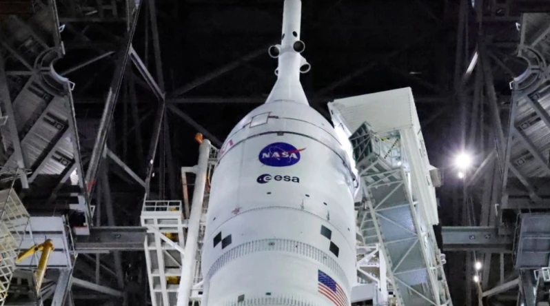 NASAは月面基地の建設に注力し、月周回宇宙ステーション計画を一時停止した。