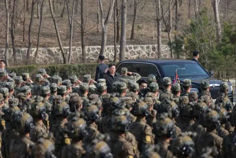 金正恩は新型エンジン、戦車、特殊部隊を視察した。